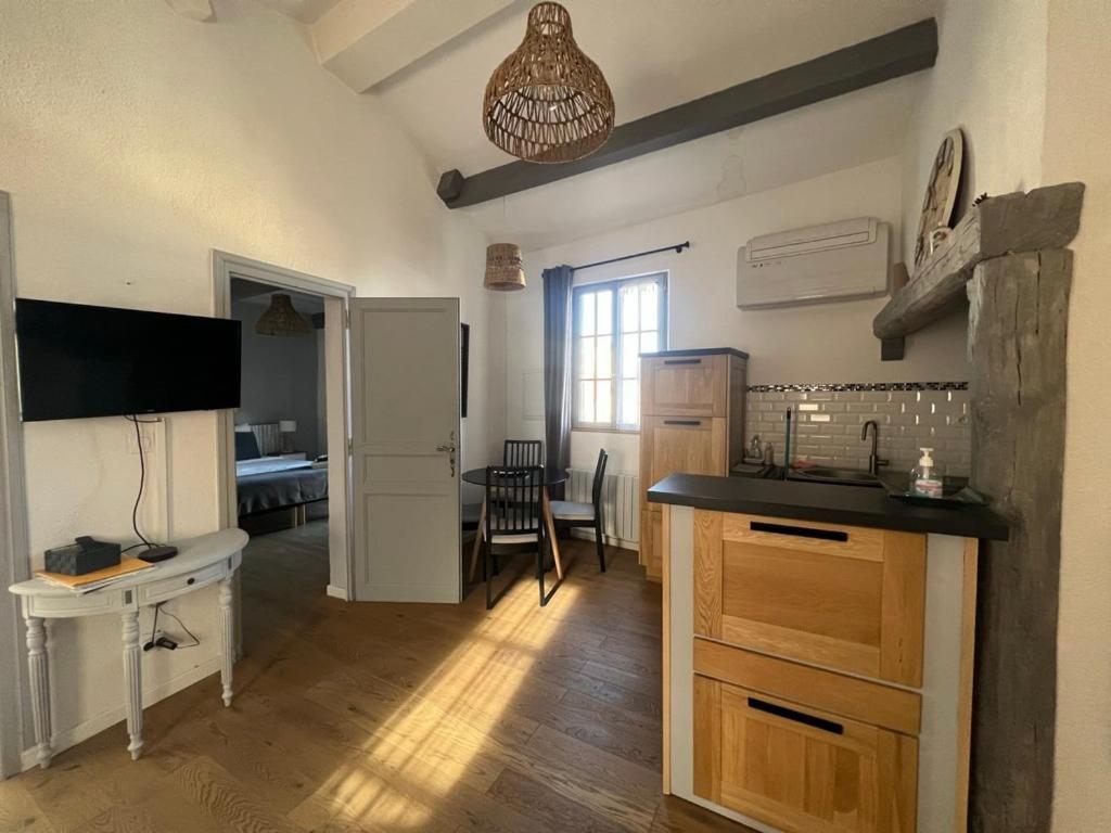 Appartement A 50 M De La Place Aux Herbes Uzes Exterior photo