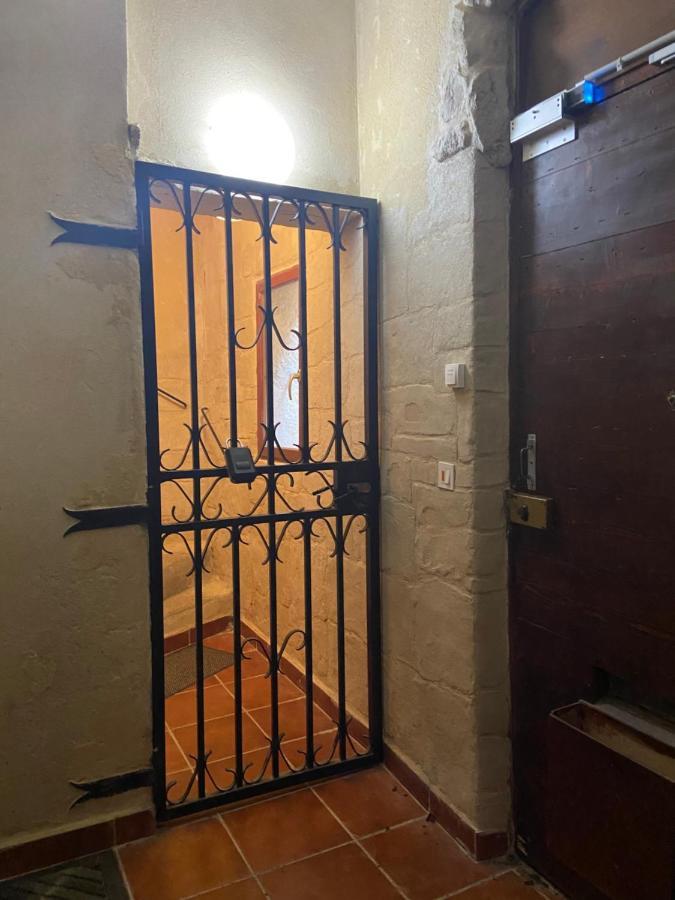 Appartement A 50 M De La Place Aux Herbes Uzes Exterior photo