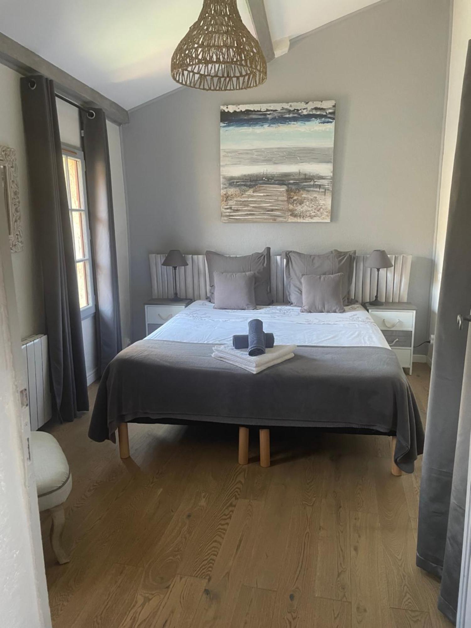 Appartement A 50 M De La Place Aux Herbes Uzes Exterior photo