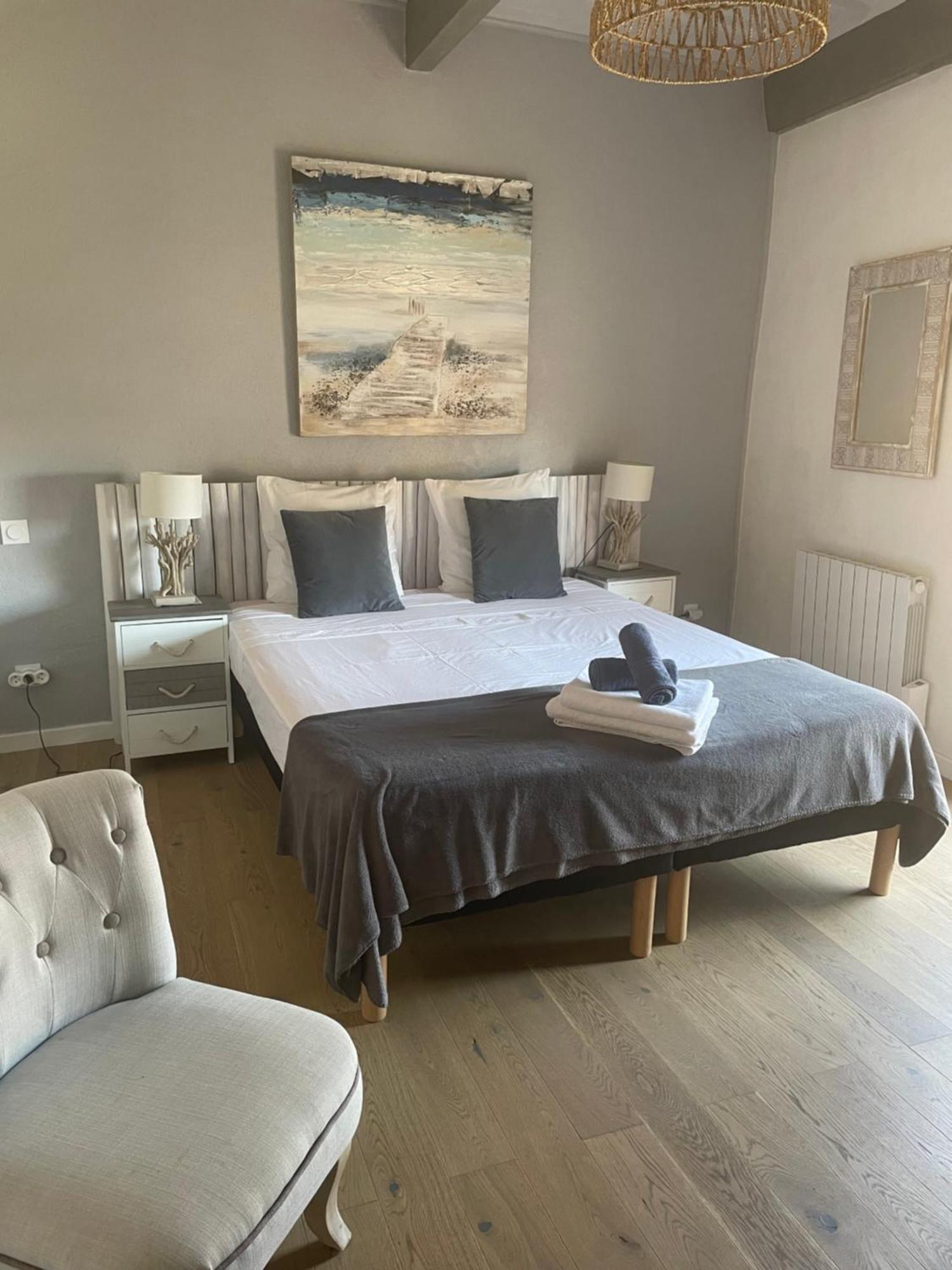 Appartement A 50 M De La Place Aux Herbes Uzes Exterior photo